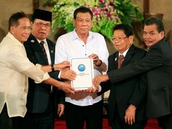Tangkal ISIS, Duterte Tawarkan Otonomi Bagi Muslim Filipina