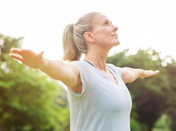 Yoga Terbukti Cegah Penurunan Fungsi Otak pada Lansia