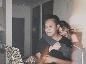 Love with Benefits! Awkarin Belah Dunia Bersama Oka Mahendra