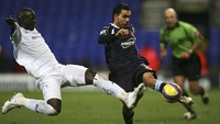 Kepindahan Carlos Tevez ke West Ham, dengan nilai yang tak terpublikasi, pada musim panas 2006 diliputi kontroversi. Tapi aksi Tevez untuk West Ham di atas lapangan tetap vital dan memesona. (Foto: Gary M. Prior/Getty Images)