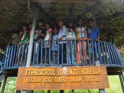 Melihat Proses Belajar Mengajar Anak Tobelo Dalam di Halmahera