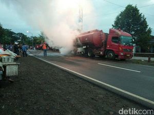 Truk Tangki Pertamina Terbakar di Banyuwangi Truk Tangki Pertamina Terbakar di Banyuwangi
