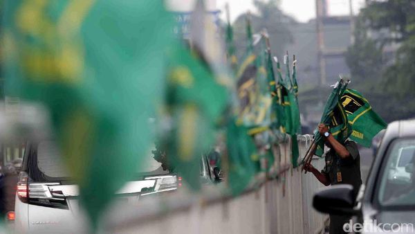 Puluhan Bendera Partai Dicopot Satpol PP