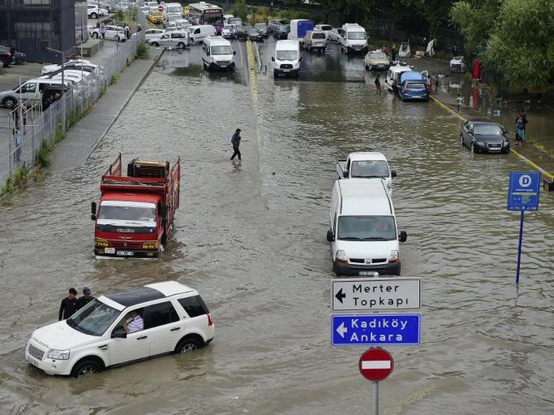 Hujan Deras Picu Banjir di Istanbul, Selat Bosphorus Sempat Ditutup