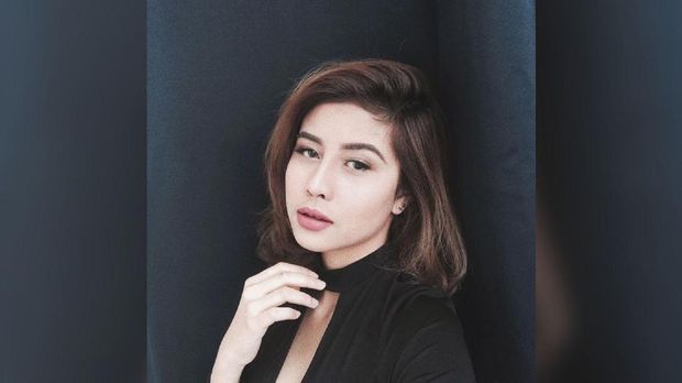 Selebgram Awkarin bungkam usai diperiksa penyidik.