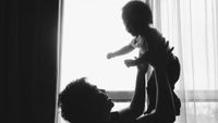 Foto: Lucu! Saat Ayah Seru-seruan Sama Anak Laki-lakinya 
