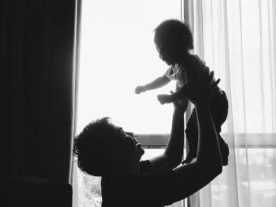 Foto: Lucu! Saat Ayah Seru-seruan Sama Anak Laki-lakinya 