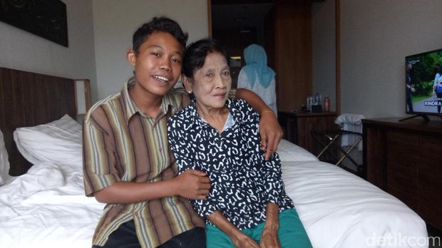 Widiyawati, istri kepala dusun, menceritakan kepanikan Selamet Riyadi ketika tubuh nenek Rohaya panas.