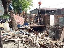 Banyak Bangunan Tunggak PBB di Jalan Dupak yang Ditertibkan