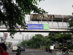 Petugas Pasang Spanduk Rekayasa Lalin di Simpang Matraman