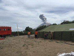 BPBD Karo Bangun Tenda untuk Siswa SD yang Belajar di Lapangan