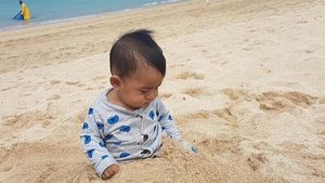 Foto: Gemasnya! Saat Baby B Anak Bunda Meisya Main-main di Pantai