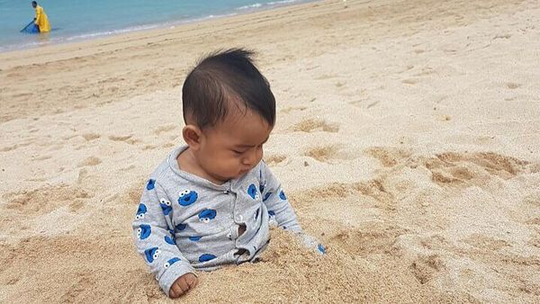 Foto: Gemasnya! Saat Baby B Anak Bunda Meisya Main-main di Pantai