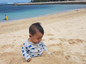 Foto: Gemasnya! Saat Baby B Anak Bunda Meisya Main-main di Pantai