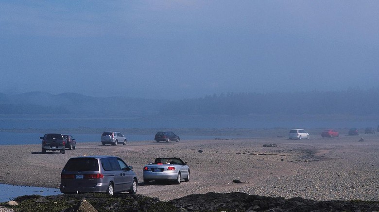 Mobil menjajal fenomena laut belah di Kanada (tourismnewbrunswick.ca)