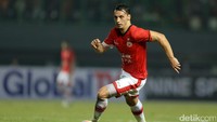 Pemain asing Perija mengontrol bola.