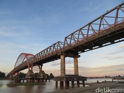 Jembatan Kahayan Melintas di Atas Sungai Terbesar Palangka Raya