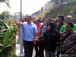 Anies Lihat Langsung Penataan Bantaran Kali Winongo Yogyakarta