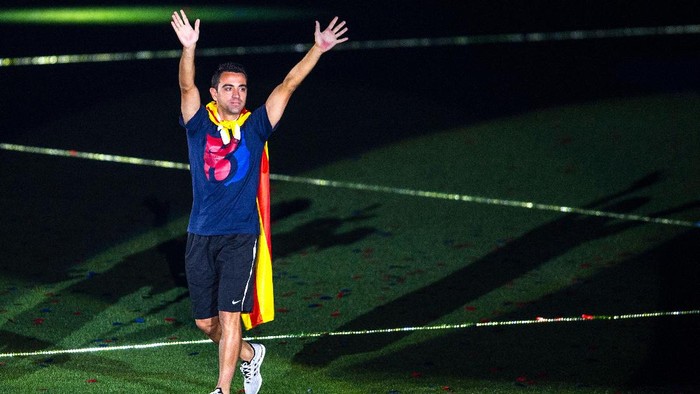 BARCELONA, SPAIN - JUNE 07: Xavi Hernandez of FC Barcelona waves during their victory parade after winning the UEFA Champions League Final at the Camp Nou Stadium on June 7, 2015 in Barcelona, Spain. (Photo by David Ramos/Getty Images)