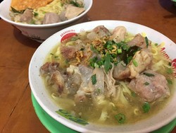 Haji Dayong: Gurih Mulur Mie Kocok Legendaris dari Pasar Andir