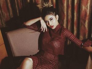 Hadiri Pemakaman Oka Mahendra, Awkarin Bermata Sembab