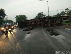 Over Muatan, Truk Trailer Muat Kertas Terguling di Raya Krian