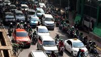 Ngetem di Pinggir Jalan, Ojek Online Bikin Macet