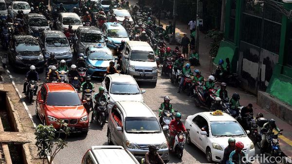 Ngetem di Pinggir Jalan, Ojek Online Bikin Macet