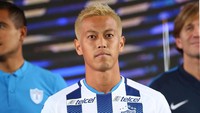 Honda pergi dari Milan setelah tiga setengah musim membela klub tersebut. Selama berkostum Rossoneri, dia mencetak 11 gol dan 14 assist dalam 92 laga. Foto: REUTERS/Edgard Garrido