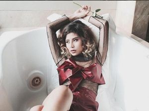 Gaya Sensual Awkarin Menyihir Mata Pria, Termasuk Oka Mahendra