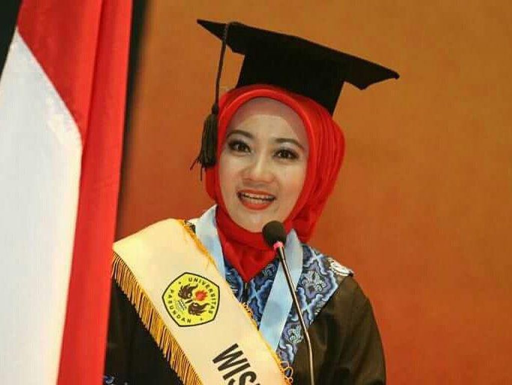 Gaya Hijab Wisuda si Cinta, Istri Ridwan Kamil Saat Jadi Mahasiswi Terbaik Gaya Hijab Wisuda si Cinta, Istri Ridwan Kamil Saat Jadi Mahasiswi Terbaik