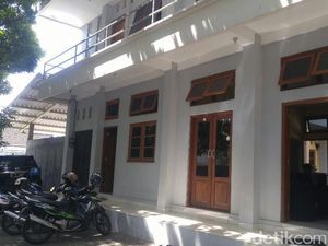 Dibubarkan, HTI Jateng Lepas Atribut di Kantor