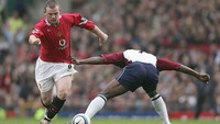 Wayne Rooney ke MU dengan transfer 25 juta poundsterling di musim panas 2004. Pada prosesnya ia menjadi pemain penting MU, termasuk jadi topskorer klub, sampai balik ke Everton musim panas ini. (Foto: Michael Steele/Getty Images)