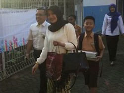 Saat Bupati Anas dan Istri Antar Anak di Hari Pertama Sekolah