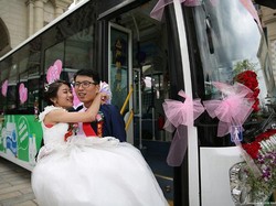 Pasangan Ini Sewa Bus Sebagai Mobil Pengantin, Alasannya Sungguh Romantis