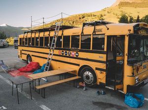 Kreatif! Bekas Bus Sekolah Ini Dijadikan Hostel Berjalan Kreatif! Bekas Bus Sekolah Ini Dijadikan Hostel Berjalan