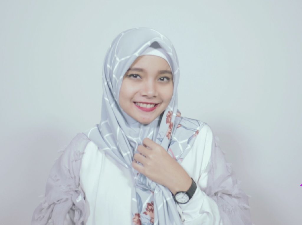 Tutorial Hijab Printed Scarf dengan 2 Gaya Berbeda Hanya 1 Menit Tutorial Hijab Printed Scarf dengan 2 Gaya Berbeda Hanya 1 Menit