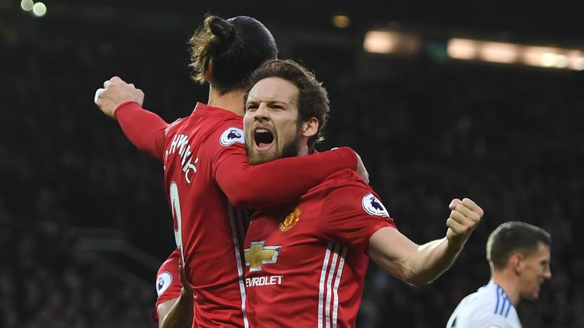 Zlatan Ibrahimovic dan Daley Blind (Gareth Copley/Getty Images)