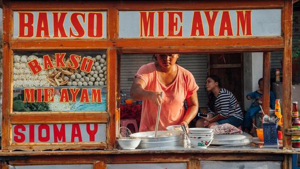 Yuk, Jajan Mie Ayam Gerobakan Buat Sarapan Mantap Mengenyangkan!