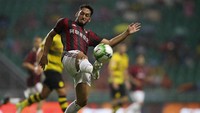 Hakan Calhanoglu (pemain tengah, 23 tahun). Milan menggelontorkan sekitar 20 juta euro (plus potensi 4 juta euro dalam bentuk bonus) untuk memboyongnya dari Bayer Leverkusen. (Foto: Lintao Zhang/Getty Images)
