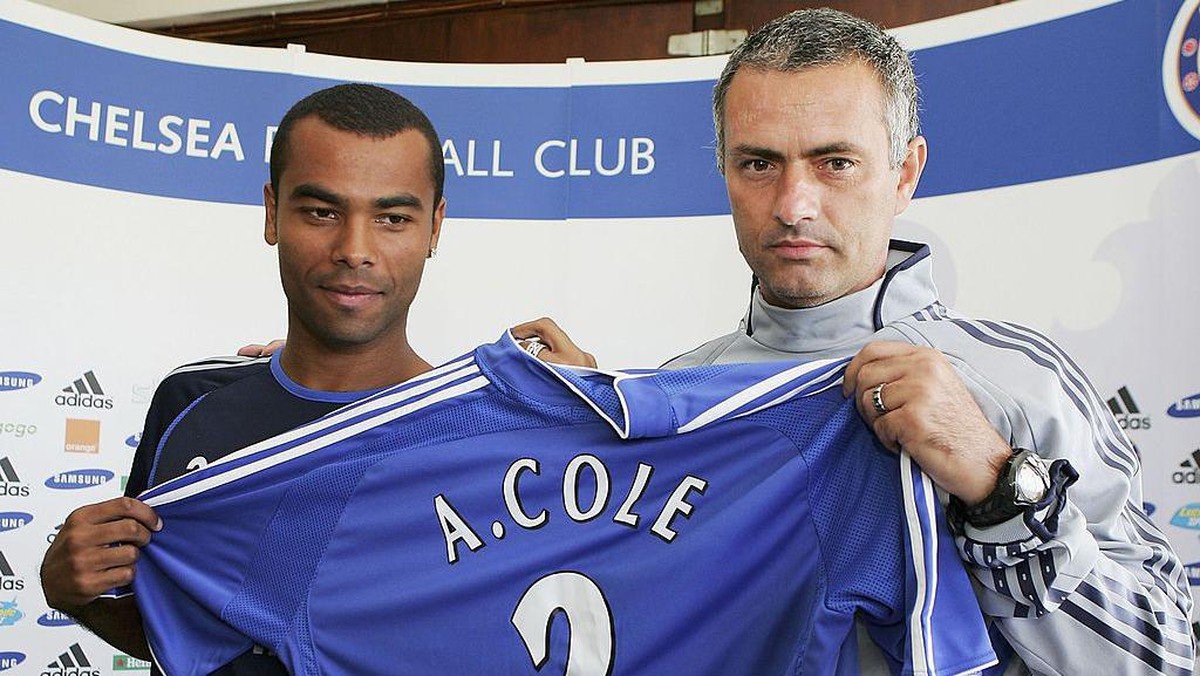 Ashley Cole ketika diperkenalkan sebagai pemain Chelsea oleh Jose Mourinho. (Foto: Julian Finney/Getty Images)