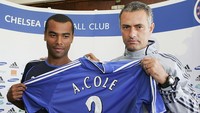 Berikutnya adalah Ashley Cole. Dia memperkuat Arsenal pada 1999-2006, lalu pindah ke Chelsea dan menetap di sana selama seeindu. (Foto: Julian Finney/Getty Images)