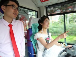 Pengantin Wanita Cantik Antar Calon Suami ke Tempat Pelaminan Pakai Bus