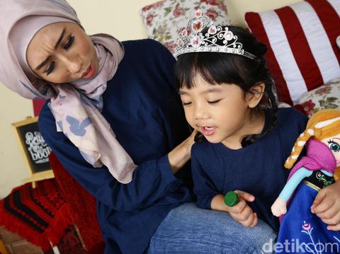 8 Cara Ajarkan Anak Berpikir Positif pada Orang Lain/