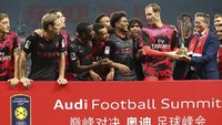 Arsenal kemudian mendapat trofi di akhir pertandingan. Foto: Lintao Zhang/Getty Images