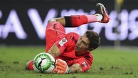 Di babak adu penalti, kiper Arsenal Emiliano Martinez menggagalkan penalti pertama Bayern yang dieksekusi David Alaba. Foto: Lintao Zhang/Getty Images