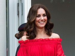 Cantiknya Kate Middleton Tampil Stylish dengan Gaun Bahu Terbuka