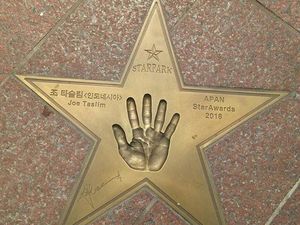 Joe Taslim Cetak Tangannya di Star Park, Korea Selatan