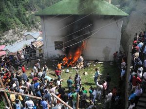 Tersangka Pemerkosaan di India Dibunuh dalam Sel Tahanan