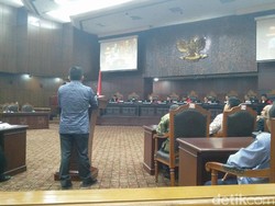 Akhirnya DPR Kembali Bersidang di MK